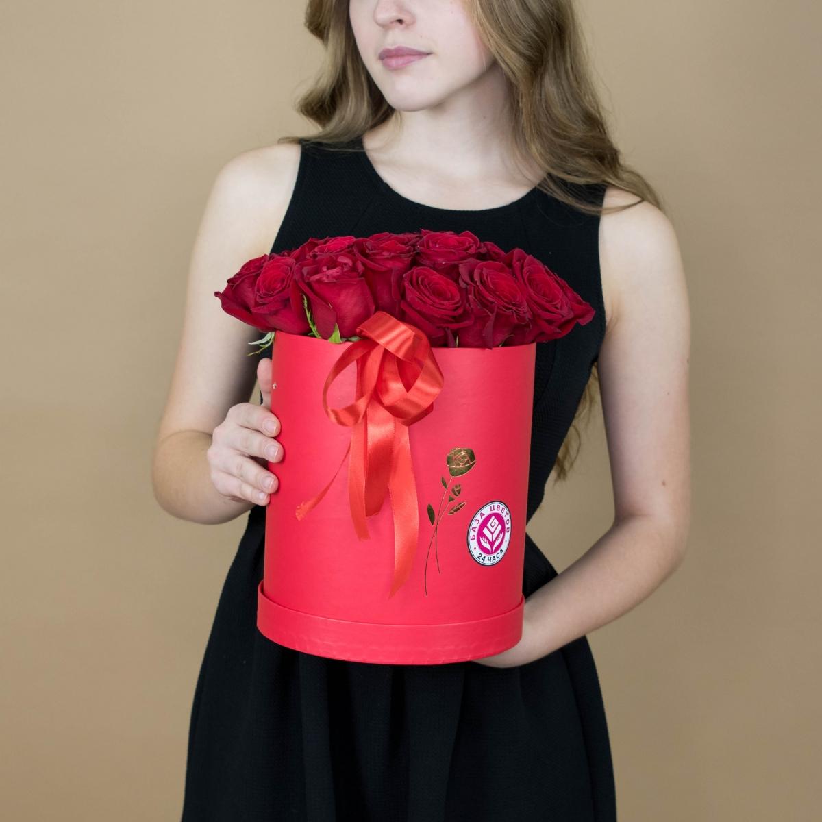 Розы красные в шляпной коробке артикул букета  2067zn