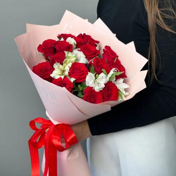 Букет с 15 красными розами и 5 альстромериями